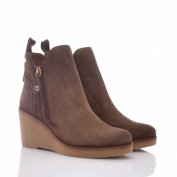 PLATFORM BOOT WITH CREPE SOLE
